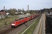 Neben den Reisezügen, die zumeist aus ICE3, 146 mit Doppelstockwagen und 425 gebildet werden, rollt auf der KBS420 (Emmerich – Oberhausen) reger Güterverkehr. Aus den Niederlanden kommend fahren die 189 074 und 189 054 in Oberhausen Sterkrade mit einem Kohlezug gen Süden. 14.4.2015