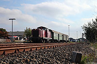 Ebenfalls am 11.9.2015 verkehrten einige Fotozüge auf der sonst nur noch im Güterverkehr bedienten Strecke Frankenberg – Battenberg. 36 Kilometer von Nuttlar,  im Bahnhof Allendorf (Eder), habe ich die 212 133 fotografiert.