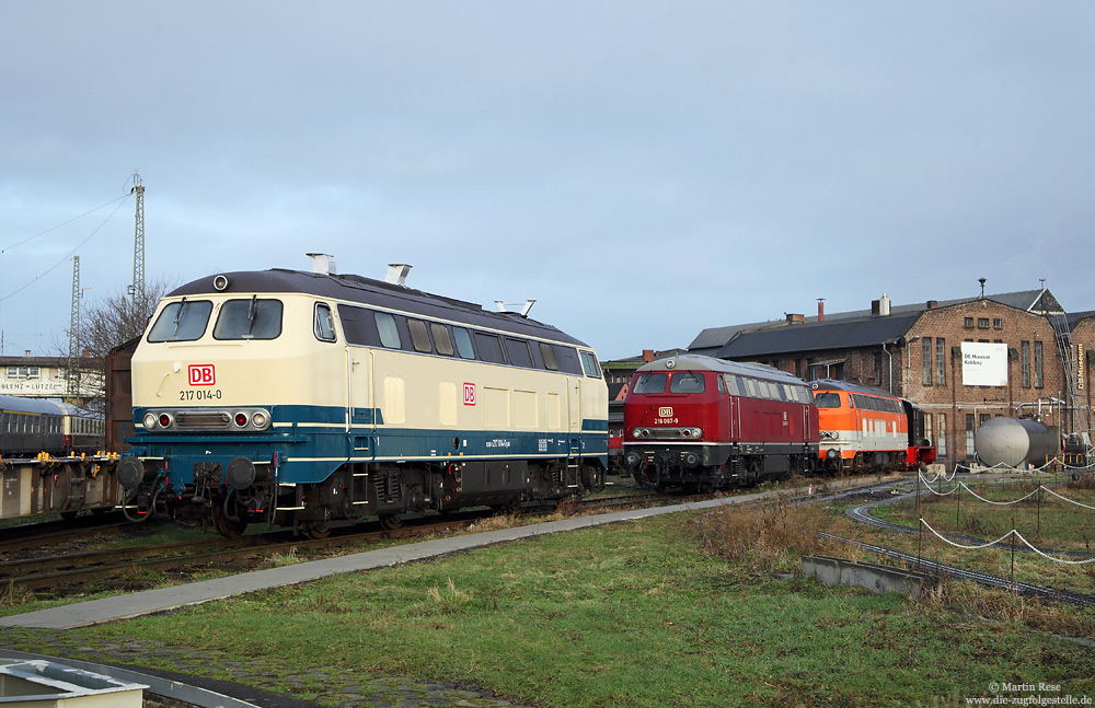Die 217 014 des DB-Museums hat in den letzten Wochen eine neue Lackierung bekommen. Im letzten Einsatzzustand präsentiert sich die Lok am 17.1.2015 in Koblenz Lützel. Im Hintergrund ist die 216 067 und die 218 137 zu sehen.