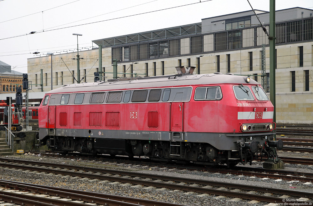 Nachdem die letzten 218-Leistungen beim Bw Braunschweig im Dezember endeten, findet man in Hannover Hbf nur noch Lokomotiven dieser Baureihe von DB-Fernverkehr. Am 4.1.2015 wartet die 218 838 auf den Einsatz….