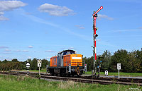 Am südlichen Einfahrsignal von Derkum überraschte mich die 295 057 der Bocholter Eisenbahngesellschaft mbH! Auch hier sind bereits die Kabelkanäle montiert. 