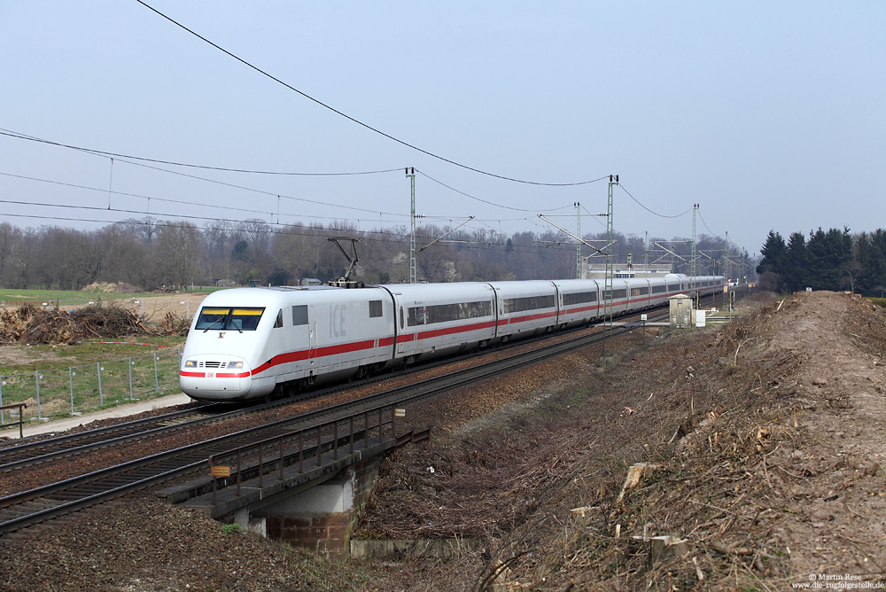 Bei Rastatt Süd haben die Bauarbeiten für den „Tunnel Rastatt“ begonnen. Bis 2022 entsteht hier das 4270 Meter lange Bauwerk. Auf dem Weg von Hamburg Altona nach Basel SBB passiert der ICE71 die Baustelle. 24.3.2015