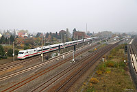 … während der Fernverkehr über die Schnellfahrstrecke am Bahnhof vorbei fährt. In flotter Fahrt passiert der ICE548 (Berlin Hbf – Köln/Bonn Flughafen) den Ort Oebisfelde. 29.10.2015