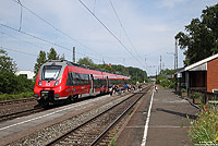 Auf den elektrifizierten Strecken in Franken dominieren die „Hamsterbacken“ der Baureihe 442. Unterwegs als RB59357 (Saalfeld – Bamberg) macht der 442 272 in Zapfendorf Station, 17.7.2015.