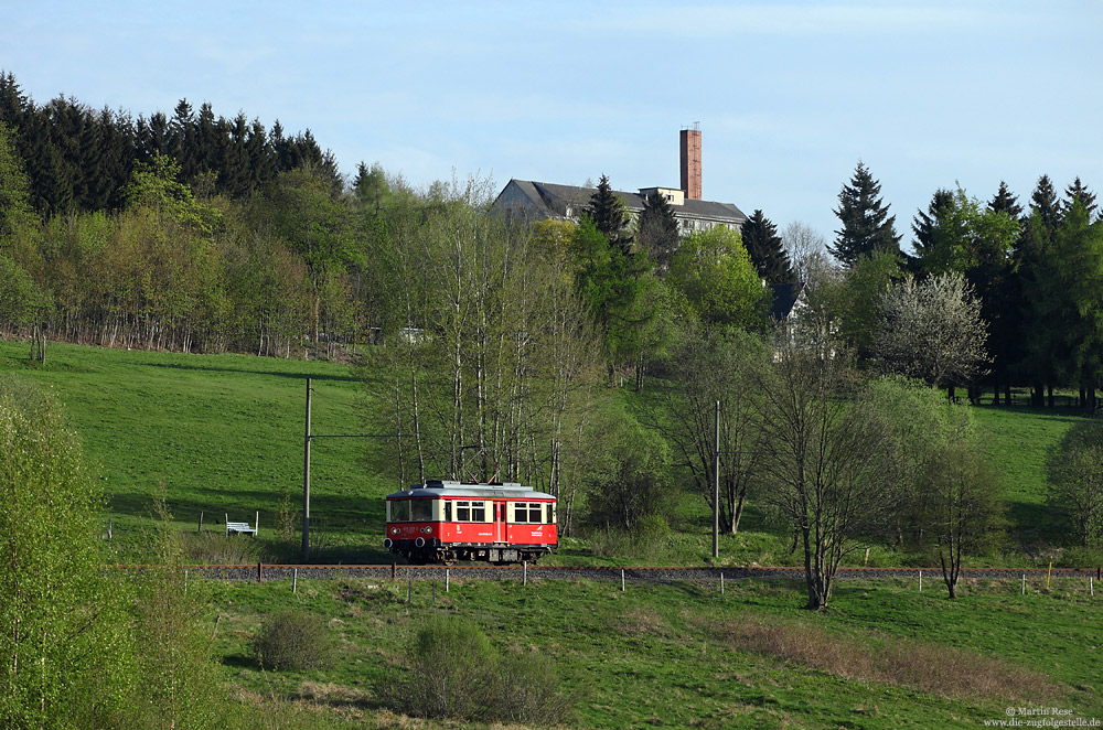 Auf der 2,6 Kilometer langen „Flachstrecke“ der Oberweisbacher Bergbahn verkehren Triebwagen der Baureihe 479. Am Abend des 5.5.2015 fährt der 479 203 bei Cursdorf als RB29953 nach Lichtenhain.