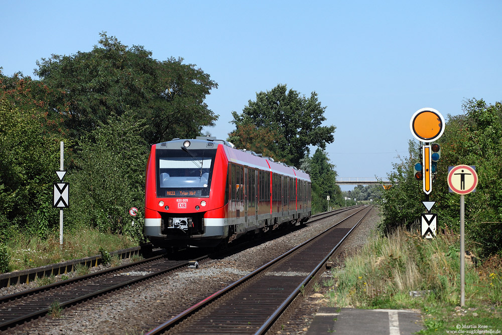 Am letzten Tag des Augusts zeigte der Sommer noch einmal was er kann! Bei Temperaturen um die 30 Grad durchfährt der RE11337 (Köln Messe/Deutz – Trier) den Haltepunkt Großbüllesheim.