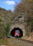 Am Tunnelprofil kann man gut erkennen, dass die Ahrtalbahn einst zweigleisig trassiert war. Auf dem Weg nach Ahrbrück durchfährt die RB11156 den 89 Meter langen Krähardt-Tunnel und wird in Kürze Altenahr erreichen. 18.4.2015

