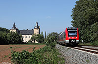 Auch den „Motivklassiker“ mit der Burg Veynau bei Satzvey wollte ich einmal mit der Baureihe 620 umsetzen. Unterwegs als RB 11425 (Köln Messe/Deutz – Kall) habe ich hier den 620 036 fotografiert.