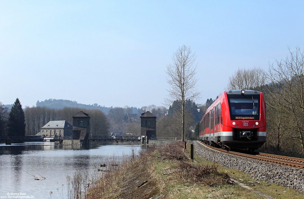 Seit dem 16.3.2015 kommen auf der RB25 (Oberbergischen Bahn) wieder verstärkt Neubautriebwagen der Baureihen 620/622 zum Einsatz. Unterwegs als RB11532 (Köln Hansaring – Engelskirchen) passiert der 620 019 den Agger-Stausee bei Grünscheid. 