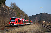Einige Züge auf der RB25 werden durch den zeiteiligen 622 verstärkt – wenn die Triebwagen denn gerade verfügbar sind. Zusammen mit dem 620 019 verlässt der 622 008 als RB11557 den Bahnhof Dieringhausen.