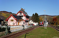 Aus Remagen kommend ist der 622 012 soeben in Dernau eingetroffen. Selten findet man heute eine solche Nebenbahnromantik mit Formsignalen und gepflegten Empfangsgebäuden.