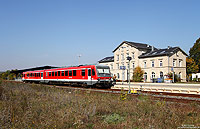 An den Sonntagen von Mai bis Oktober wird ein Ausflugsverkehr auf der Zellertalbahn (Strecke Langmeil – Monsheim) angeboten. In Monsheim angekommen steht der 628 475 schon wieder bereit zur Rückfahrt nach Enkenbach, 11.10.2015.