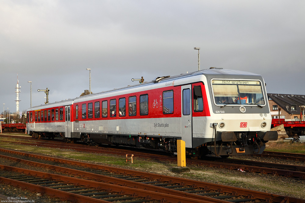 Am 1.12.2015 waren in Westerland schon drei der insgesamt elf Triebwagen vor Ort, unter ihnen der 628 540.