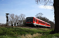 Noch macht die Strecke Wesel – Bocholt den Eindruck einer verschlafenden Nebenbahn. Bis zum Dezember 2016 soll die Strecke ausgebaut und elektrifiziert werden. Am 14.4.2015 passiert die RB10280 nach Bocholt das Einfahrvorsignal des Bahnhofs Hamminkeln.