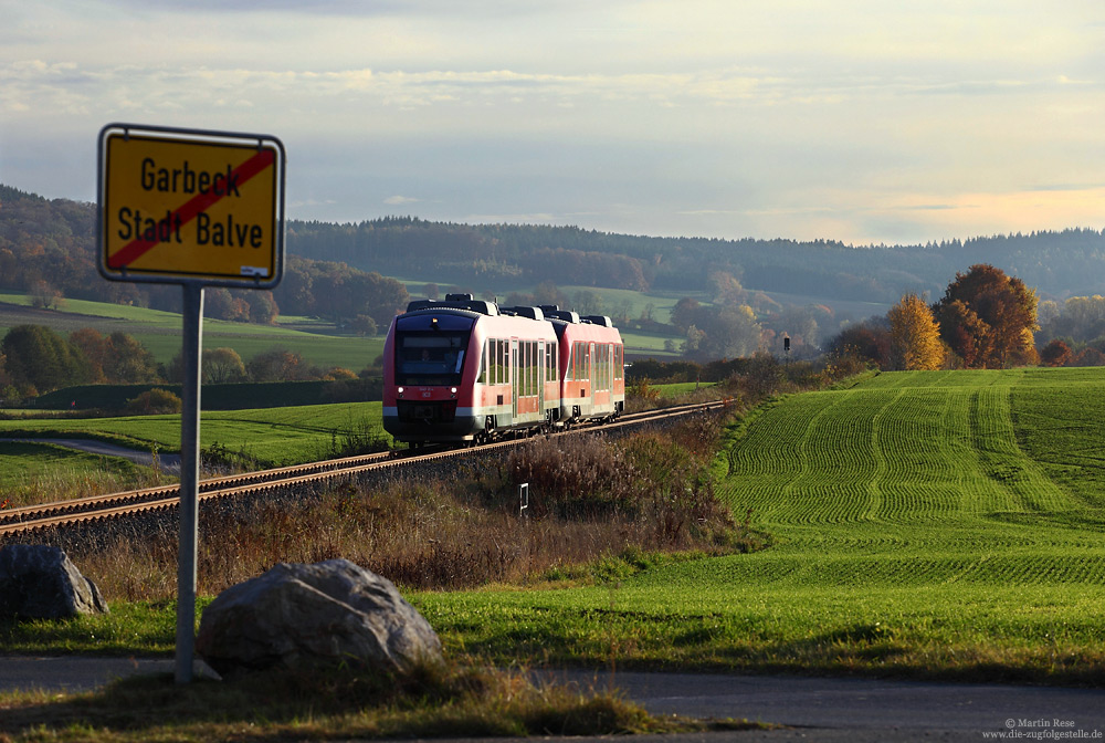 Am Ortsaugang von Garbeck fährt die aus dem 640 014 und 640 029 gebildete Regionalbahn 14546 von Neuenrade nach Unna. Neben dem zweiteiligen LINT der Baureihe 648 kommen hier auch die 