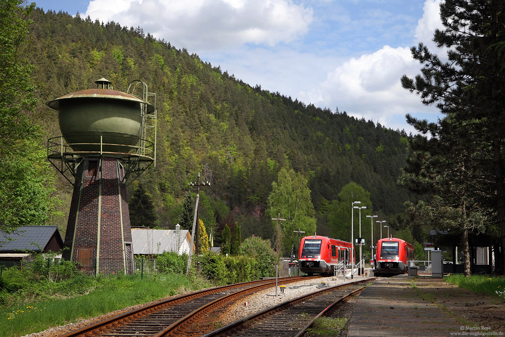Für den Betrieb auf der Schwarzatalbahn stehen der OBS die Triebwagen 641 019 und 641 020 zur Verfügung. Bei der Zugkreuzung in Sitzendorf Unterweißbach habe ich die beiden Triebwagen mit dem ehemaligen Wasserturm in Szene gesetzt. 6.5.2015