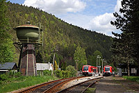 Für den Betrieb auf der Schwarzatalbahn stehen der OBS die Triebwagen 641 019 und 641 020 zur Verfügung. Bei der Zugkreuzung in Sitzendorf Unterweißbach habe ich die beiden Triebwagen mit dem ehemaligen Wasserturm in Szene gesetzt. 6.5.2015