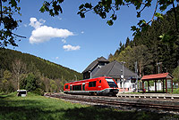 Auf der Schwarzatalbahn verkehren die Regionalbahnen im Stundentakt. Aus Rottenbach kommend hat der 641 020 als RB29889 soeben den Endbahnhof Katzhütte erreicht. 6.5.2015