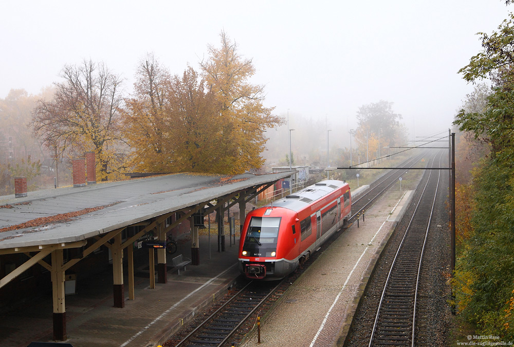 Auf der Pefferminzbahn (Großheringen – Sömmerda) verkehren Erfurter „Walfische“ der Baureihe 641. Am Vormittag des 29.10.2015 steht der 641 036 in Sömmerda abfahrbereit nach Großheringen. 