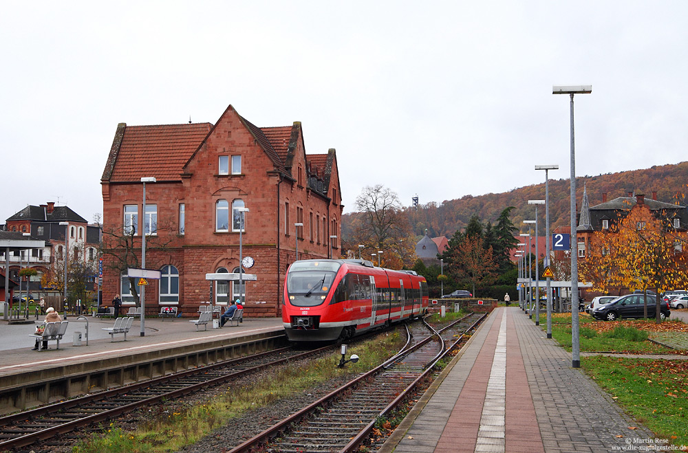 Auf der nur 10 km langen Stichbahn Winden – Bad Bergzabern wird der Gesamtverkehr von der Baureihe 643 abgewickelt, die hier im Stundentakt verkehrt. Am Mittag des 7.11.2015 steht der 643 009 in Bad Bergzabern bereit zur Fahrt nach Winden.