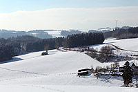 Während es am 5.2.2015 im Rheinland keinen Schnee mehr gab, waren die Höhenlagen im Bergischen- und Sauerland mit einer dicken Schneedecke überzogen. Bei Güntenbecke fährt der 644 062 und 644 056 als RB11534 nach Meinerzhagen.