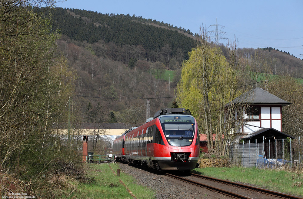 Am Nachmittag des 16.4.2015 passiert der 644 062 und 644 030 als RB11553 nach Köln Hansaring den Abzweigbahnhof Osberghausen. Ende April wurde (mal wieder) die Baureihe 644 von der RB25 abgezogen. Seither dürfen sich die Fahrgäste nur noch mit den störungsanfälligen LINT herumärgern… 