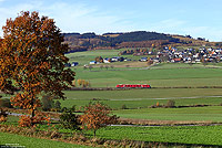 Die Hönnetalbahn ist in fester Hand der Dortmunder 648. Am 3.11.2015 fährt der 648 106 bei Garbeck als RB14528 nach Fröndenberg.