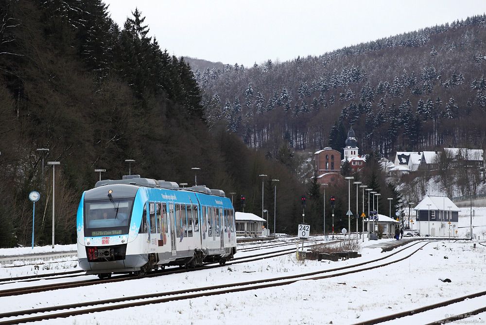 Seit Ende Januar verkehrt der Dortmunder 648 110 mit einer Ganzwerbung für die Bob-WM in Winterberg. Am 2.4.2015 verlässt der Triebwagen als RE10769 (Dortmund - Brilon Stadt) den Bahnhof Brilon Wald.