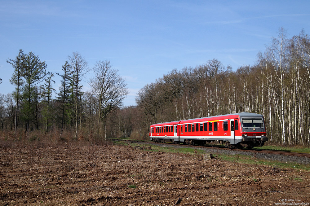 Zwischen Hamminkeln und Blumenkamp fährt der 628 670 als RB10283 nach Wesel.14.4.2015