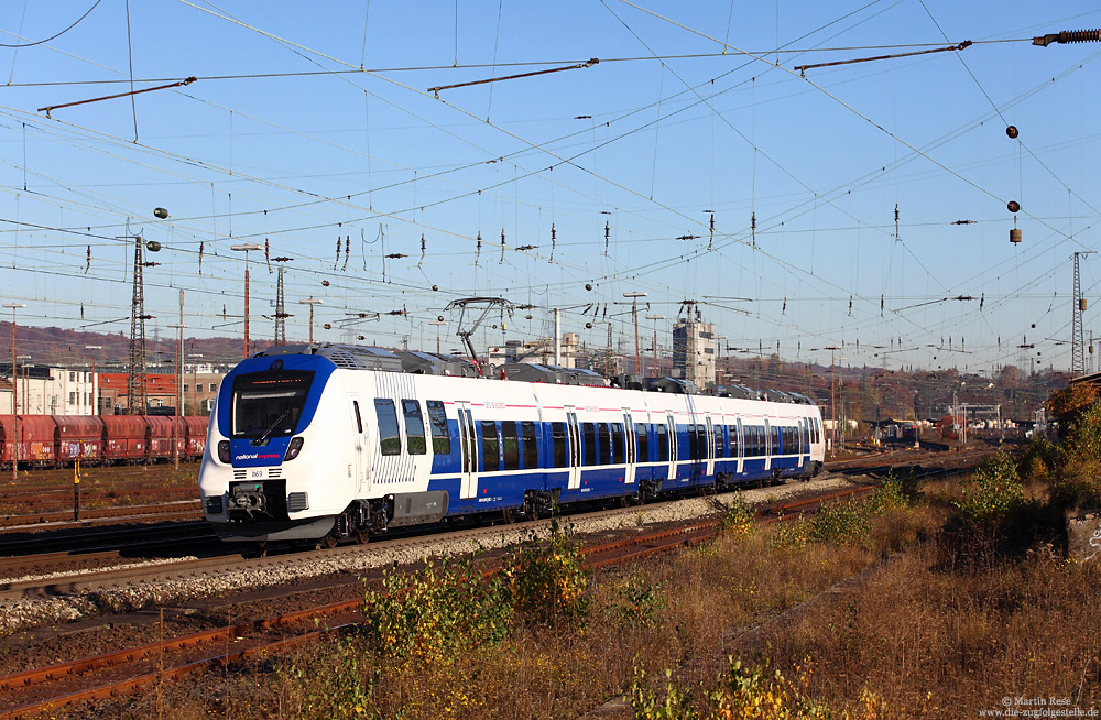 Auf Ausbildungsfahrt durchfährt der 9442 369 von „National Express“ den Bahnhof Schwerte, 3.11.2015. Ab 14.12.2015 gehören die blau-weißen Triebwagen hier zum täglichen Bild, wenn National Express den RE7 (Rheine – Krefeld) übernimmt.