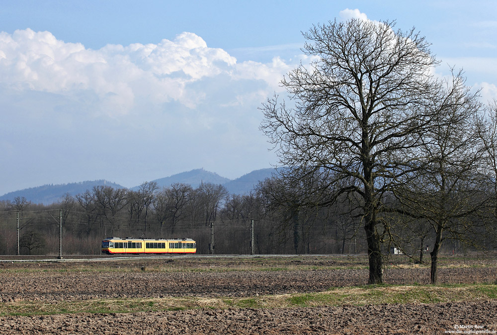 Aus der Karlsruher Innenstadt fahren die Stadtbahnwagen der AVG als S-Bahn auf Strecken der DB in das Umland. Aus Achern kommend fährt der AVG853 bei Rastatt Süd nach Karlsruhe, 24.3.2015. 