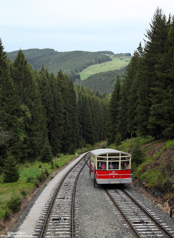 Die „DB-RegioNetz, Oberweißbacher Berg- und Schwarzatalbahn“ (OBS) betreibt die Strecken Rottenbach – Katzhütte, Cursdorf – Lichtenhain sowie die Bergbahn Obstfelderschmiede – Lichtenhain. Unter der „Zugnummer“ RB29820 fährt die Standseilbahn am 2.2.2015 von Obstfelderschmiede nach Lichtenhain. 