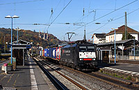 Bei frühlingshaften Temperaturen fuhr ich am 2.11.2015 an die Ahrtalbahn. Die Umsteigezeit in Remagen nutzte ich für ein paar Fotos: ES64 F4-288 mit einem KLV-Zug gen Süden.
