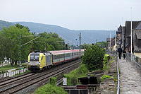 Auf dem Weg von Innsbruck nach Münster passiert der mit der ES64 U2-096 bespannte IC118 den malerischen Ort Oberwesel. 16.5.2015