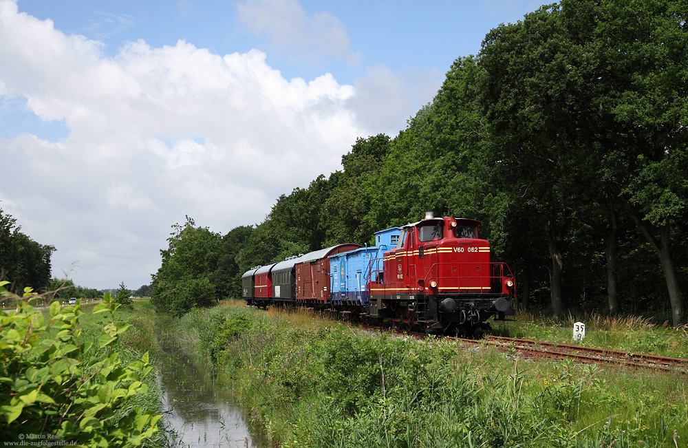 Am 8.7.2015 war die V60 062 der Museumseisenbahn Küstenbahn Ostfriesland (MKO) mit einem Sonderzug bei Lütetsburg unterwegs. Eine „V60 062“ hat es bei der Bundesbahn nie gegeben – die Lok stammt von der SNCB, wo sie bis 2003 als 8062 im Einsatz war.