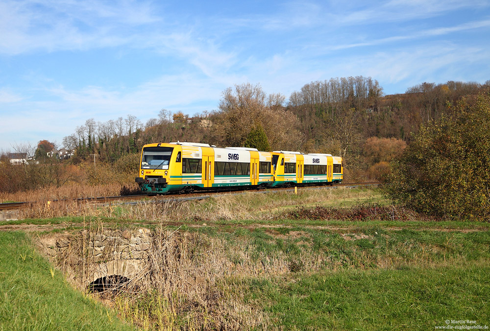 Auf der Strecke Riegel Ort - Gottenheim dominieren die RegioShuttle der SWEG. Am Mittag des 12.11.2015 fährt der VT650.79 und VT650.81 zwischen Riegel Ort und Bahlingen am Kaiserstuhl als SWE91377 nach Gottenheim.