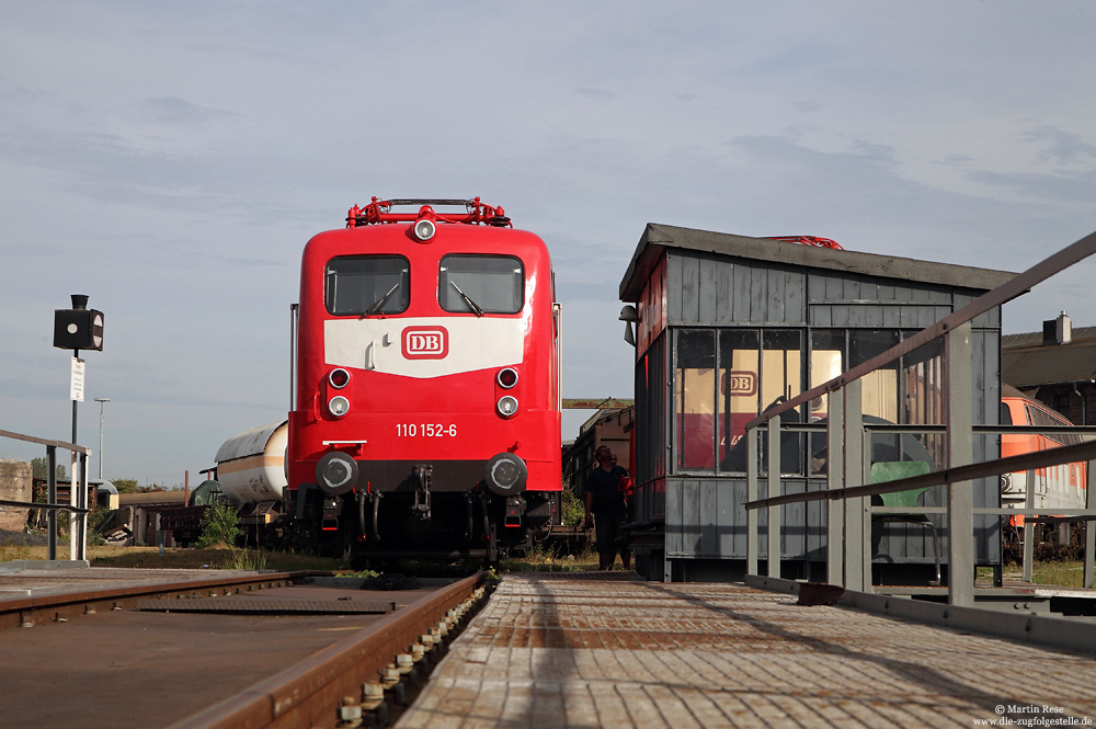 An der Drehscheibe im DB-Museum Koblenz Lützel präsentiert sich die 110 152 des Vereins Baureihe E10 e.V. Zum Tag der Einheitsloks, am 15.10.2016, werden hier Lokomotiven der Baureihe E10, E40 E41 und E50 zum Anfassen und Fotografieren ausgestellt.