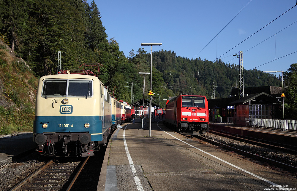 Ende September ging es mit DB-Museum mal wieder auf Tour. Beim Event „Schwarzwaldbahntage“ in Triberg wurden einige Lokomotiven aus dem Museum ausgestellt - darunter die 103 233, 110 152, 111 001, 141 001 und 212 372. Am Morgen des 25.9.2016 passiert die 146 238 mit dem RE4717 die Ausstellungsfahrzeuge.