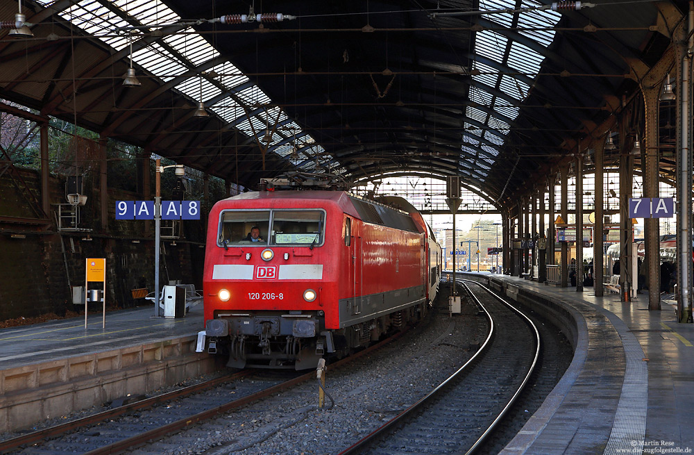 Mit dem RE10921 nach Siegen steht die 120 206 abfahrbereit in Aachen Hbf, 29.12.2016.