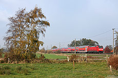 Mit dem RE34029 (Norddeich Mole – Leer) erreicht die 146 102 in Kürze den Bahnhof Marienhafe. Zwischen Emden und Norddeich dominieren Lokomotiven der Baureihe 146 mit Doppelstockwagen. Während im Nahverkehr 146 mit 7-Wagen-Zügen eingesetzt werden …