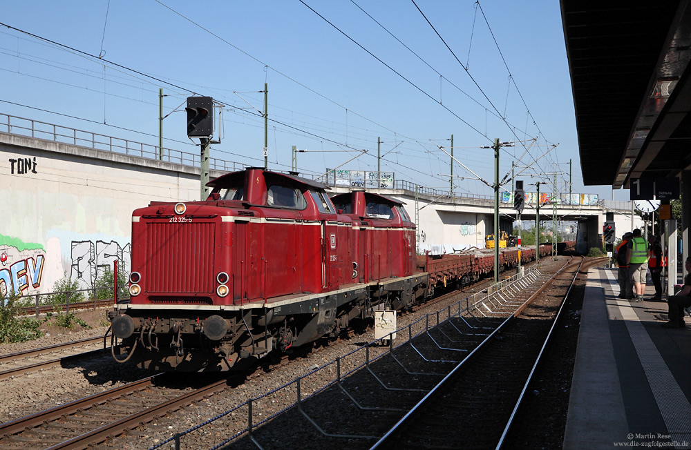 Anfang August wurden die Gleise in Porz Wahn erneuert. Zum Arbeitseinsatz kamen hier die 212 325 und 212 047 der efw. 17.8.2016