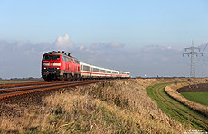 Am Friedrich-Wilhelm-Lübke-Koog habe ich den aus Frankfurt kommenden IC2310 fotografiert. Bespannt war der Zug an diesem 25.10.2016 mit der 218 314 und 218 344.