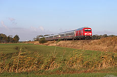Zu Ausbildungszwecken wurde das Zugpaar IC2311/2310 am 26. und 27.10.2016 zwischen Westerland und Itzehohe mit der 245 021 vom SyltShuttle bespannt. Die Aufnahme vom 27.10.2016 zeigt den IC2311 (Westerland – Stuttgart) zwischen Lehnshallig und Niebüll.