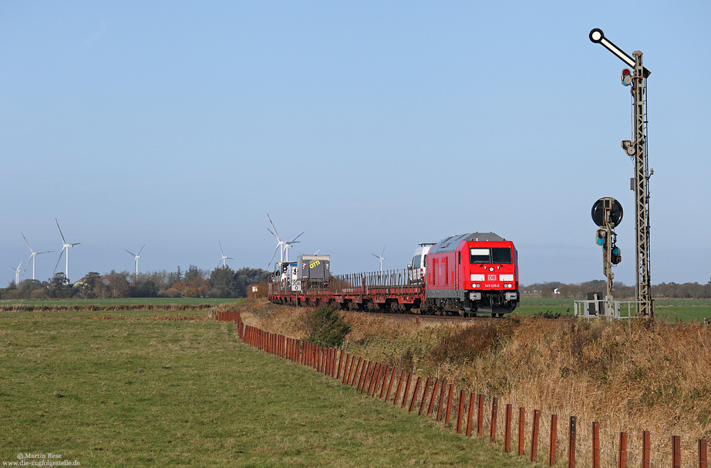 „Fahrt frei“ und „Halt erwarten“ signalisiert das Einfahrsignal vom Betriebsbahnhof Lehnshallig dem Lokführer des AS1425, da der SyltShuttle hier die Kreuzung mit dem IC2314 abwarten muss.