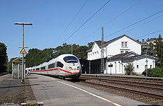 Während der Streckenabschnitt Düren – Köln für den Schnellverkehr komplett ausgebaut ist, sind die ICE und THALYS zwischen Aachen und Düren eher gemächlich unterwegs. Mit einer Verspätung von 25 Minuten durchfährt der 406 054 als ICE15 (Brüssel – Frankfurt) den Bahnhof Eschweiler. 