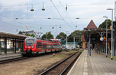 Im Jahr 2014 haben die „Hamsterbacken“ der Baureihe 442 die Baureihe 143 mit den Doppelstockwagen auf der Rostocker S-Bahn abgelöst. Am Nachmittag des 27.7.2016 steht die aus dem 442 344 gebildete S1 nach Rostock Hbf abfahrbereit in Warnemünde. 