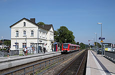 Der Bahnhof Weilerswist hat sich von einer Provinzstation zu einer modernen und barrierefreien Nahverkehrsstation gewandelt. Bei den Umbauarbeiten musste allerdings auch das Ausweichgleis weichen… Am 16.8.2016 habe ich hier die RB11421 bei der Einfahrt fotografiert. 