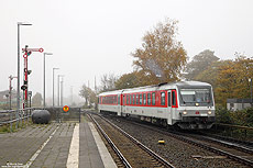 Der 26.10.2016 zeigte sich mit Nebel und kühlen acht Grad typisch herbstlich! Als Anhängsel des AS1421 hat der 628 501 Niebüll erreicht und macht nun seine obligatorische Bahnhofsrundfahrt, um seine Reise nach Bredstedt fortzusetzen.