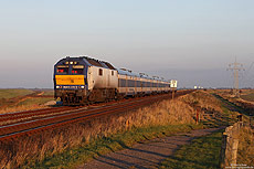 Aufgrund des hohen Schadbestandes bei der Baureihe 245.2 kommen bei der NOB nach wie vor Ersatzlokomotiven zum Einsatz. Am späten Nachmittag des 25.10.2016 fährt die DE2700-10 mit der NOB81718 am Friedrich-Wilhelm-Lübke-Koog nach Westerland.