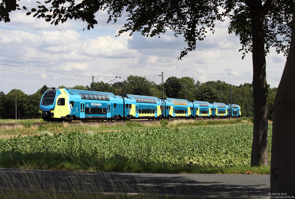 Seit dem Fahrplanwechsel im Dezember 2015 verkehrt die Westfalenbahn auf dem RE60 zwischen Braunschweig und Rheine bzw. Bielefeld mit Doppelstocktriebwagen vom Typ „KISS“ aus dem Hause Stadler. Am 12.7.2016 habe ich den ET609, unterwegs als WFB27782 (Braunschweig - Bielefeld), bei Woltorf fotografiert.